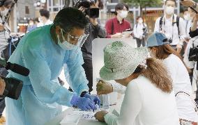 Virus test in Tokyo's nightlife district