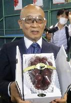 Japanese grapes fetch record price