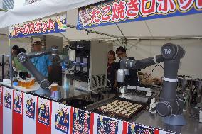 Takoyaki cooking robot (right) and beer-serving robot (left)