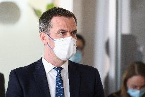 Olivier Veran visiting the crisis unit of the Regional health agency - saint Denis