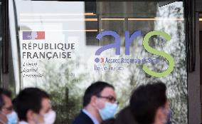 Olivier Veran visiting the crisis unit of the Regional health agency - saint Denis