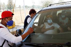 Sinovac vaccine applied to older adults in their cars - Mexico