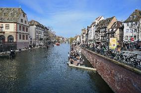 People enjoy a sunny spring day - Strasbourg