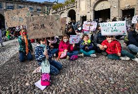 Students and teachers protest - Bergamo