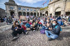 Students and teachers protest - Bergamo