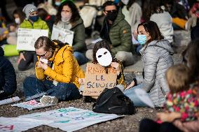 Students and teachers protest - Bergamo