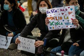 Students and teachers protest - Bergamo