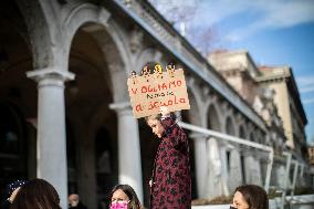 Students and teachers protest - Bergamo