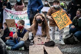 Students and teachers protest - Bergamo