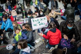 Students and teachers protest - Bergamo