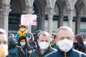 Students and teachers protest - Milan