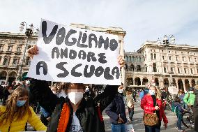 Students and teachers protest - Milan