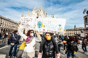 Students and teachers protest - Milan