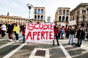 Students and teachers protest - Milan