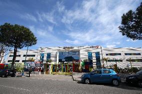 Amazon headquarters workers protest - Naples