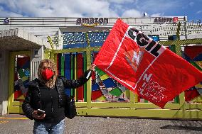 Amazon headquarters workers protest - Naples