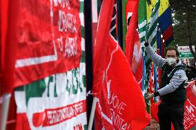 Amazon headquarters workers protest - Naples