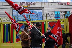 Amazon headquarters workers protest - Naples