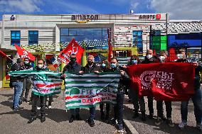 Amazon headquarters workers protest - Naples