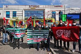 Amazon headquarters workers protest - Naples