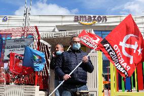 Amazon headquarters workers protest - Naples