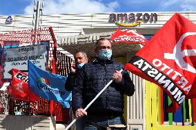 Amazon headquarters workers protest - Naples