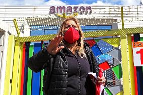 Amazon headquarters workers protest - Naples
