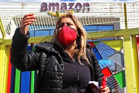 Amazon headquarters workers protest - Naples