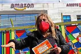 Amazon headquarters workers protest - Naples