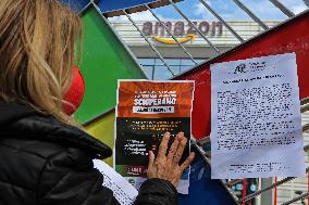 Amazon headquarters workers protest - Naples
