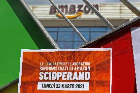 Amazon headquarters workers protest - Naples