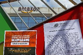 Amazon headquarters workers protest - Naples