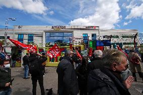 Amazon headquarters workers protest - Naples
