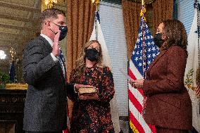 VP Harris swears in Marty Walsh as Secretary of Labor