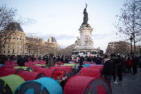 00 Tents Set-Up In Place De La Republique - Paris