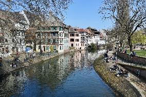 Students And Workers Eat Outside - Strasbourg