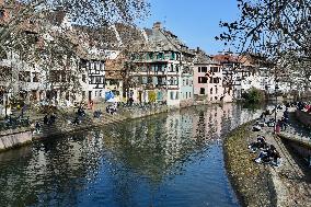 Students And Workers Eat Outside - Strasbourg