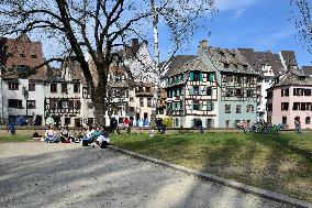 Students And Workers Eat Outside - Strasbourg