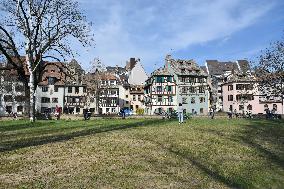 Students And Workers Eat Outside - Strasbourg