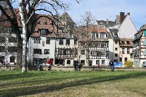 Students And Workers Eat Outside - Strasbourg