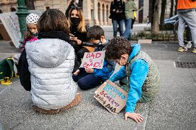Parents In The Square Against Distance Learning - Bergamo