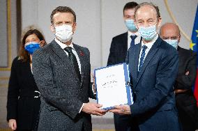 Emmanuel Macron receives the report on Rwanda and the Tutsi genocide - Paris