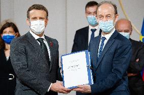 Emmanuel Macron receives the report on Rwanda and the Tutsi genocide - Paris