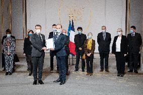 Emmanuel Macron receives the report on Rwanda and the Tutsi genocide - Paris