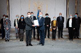 Emmanuel Macron receives the report on Rwanda and the Tutsi genocide - Paris