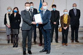 Emmanuel Macron receives the report on Rwanda and the Tutsi genocide - Paris