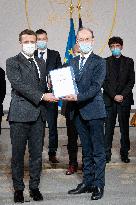 Emmanuel Macron receives the report on Rwanda and the Tutsi genocide - Paris