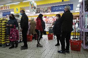 Massive supermarket queues before Easter lockdown - Italy
