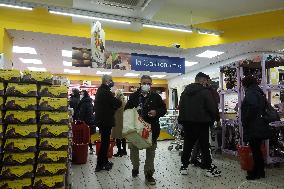 Massive supermarket queues before Easter lockdown - Italy