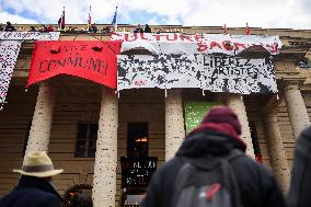 Protesters occupy Paris theatres to protest against Covid-19 shutdowns.